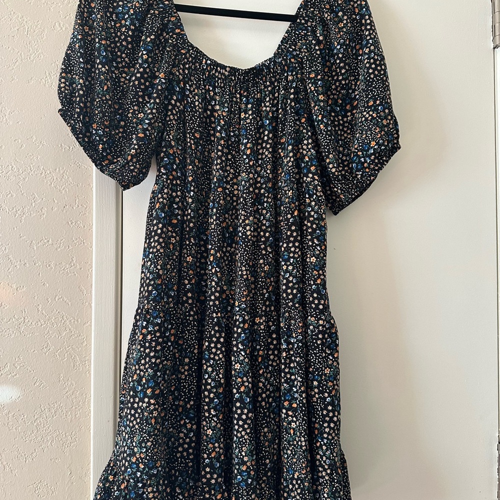 Women's Black Floral Puff-Sleeve Smocked Dress - Picture 2 of 8